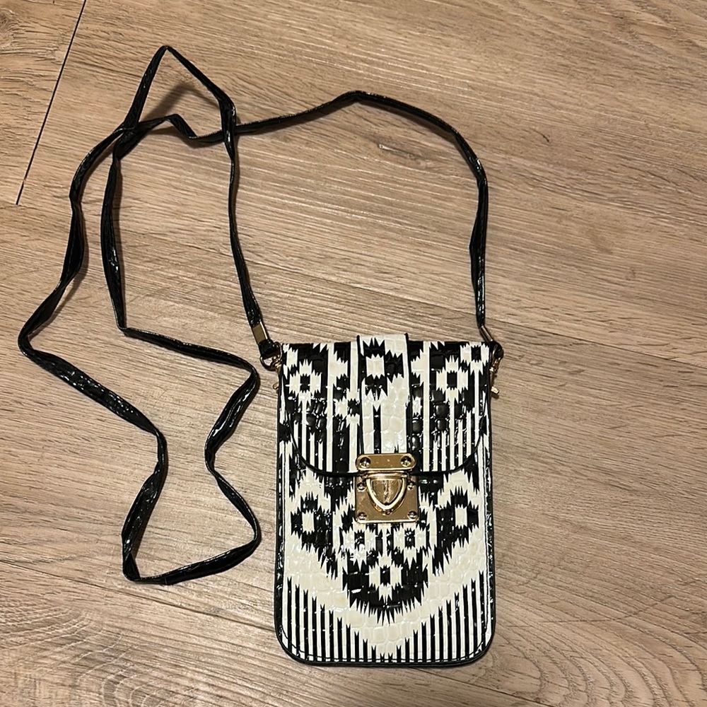 Chic Black and White Patterned Clutch - Picture 4 of 5